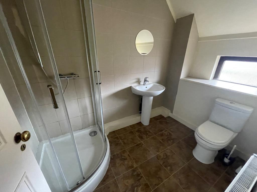 Lot: 52 - THREE-BEDROOM CITY CENTRE RIVERSIDE PROPERTY - shower room